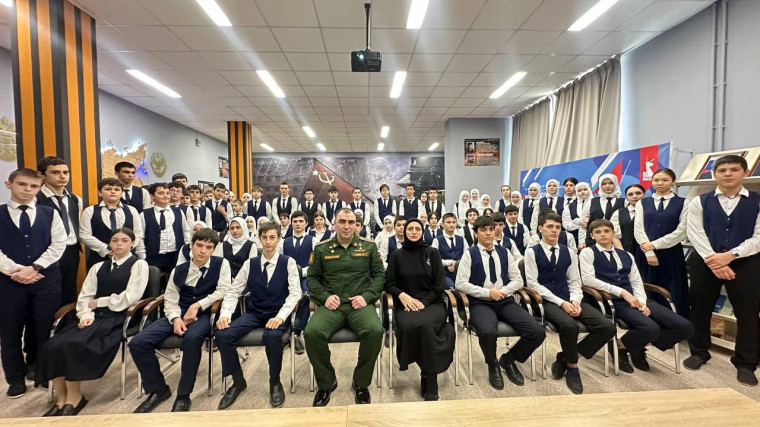 16 января в патриотическом центре школы № 54 прошла встреча обучающихся с Героем России Энвером Набиевым..